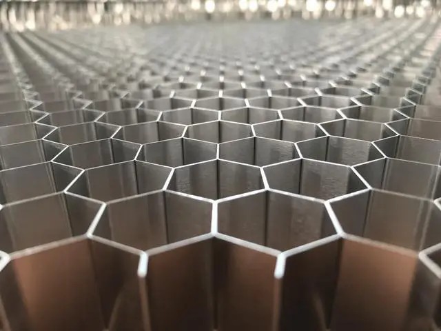 鋁蜂窩板，讓現(xiàn)代建筑更具科技感！-吉祥裝飾