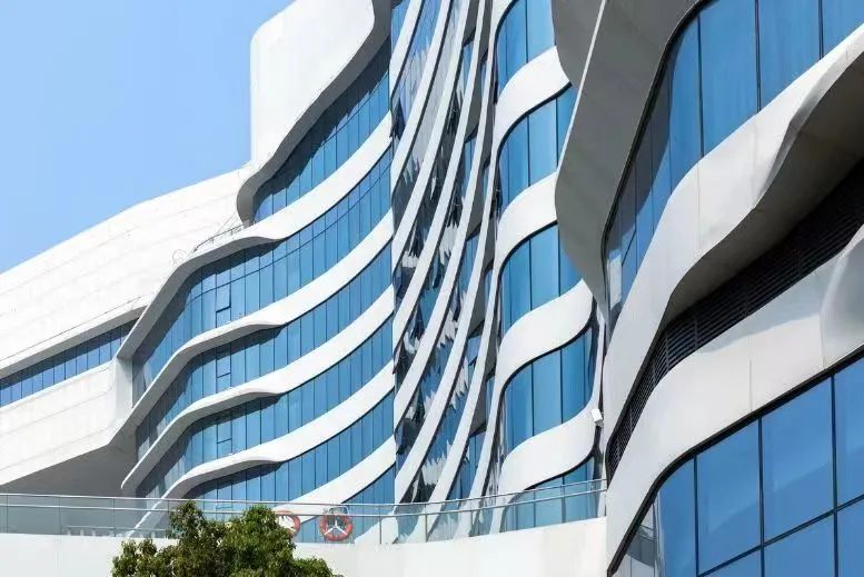 白色鋁板搭配藍(lán)色幕墻，恰似藍(lán)海白浪~